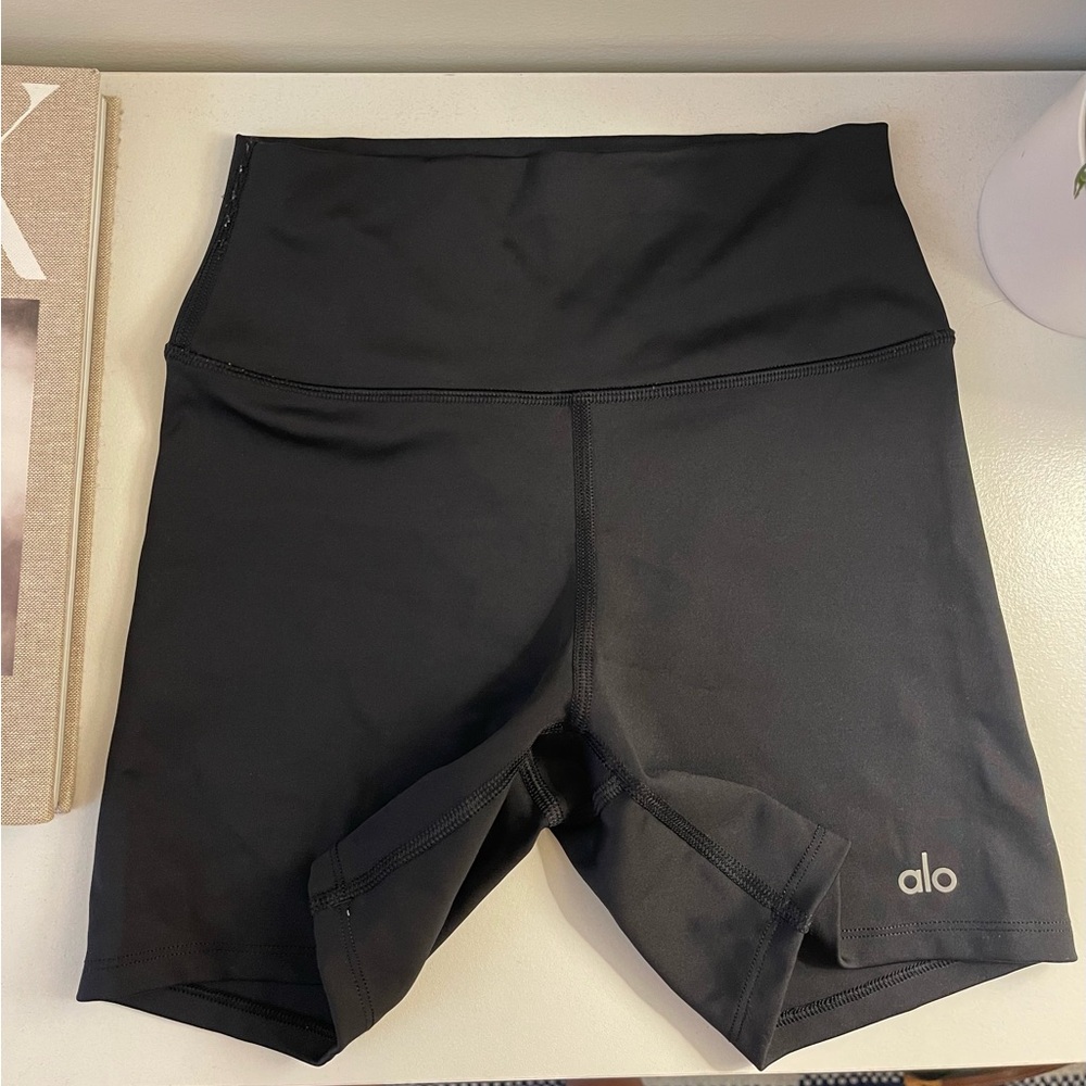 Ali Yoga 5" Airbrush High-Waist Biker Short. Small.